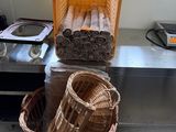 un panier contenant des rouleaux de papier toilette et un panier dans lequel se trouvent des rouleaux de papier toilette