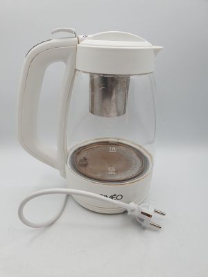 une photo d'une cafetière avec un cordon d'alimentation