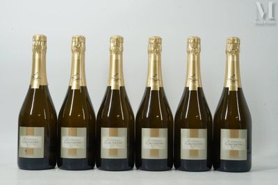 six bouteilles de champagne sont alignées