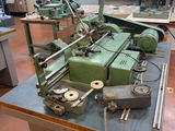 une machine posée sur une table dans une pièce