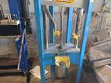 une machine bleue qui se trouve dans un garage