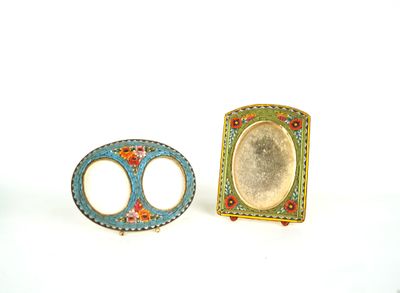 deux bijoux posés l'un à côté de l'autre sur une surface blanche