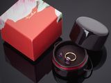 une boîte avec un anneau à l'intérieur sur une table