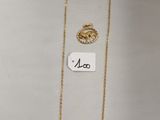 gros plan sur un collier en or portant une étiquette