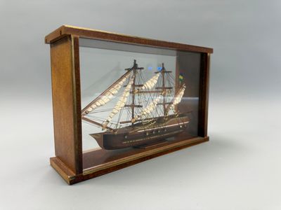 maquette en bois d'un voilier dans une vitrine