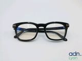 une paire de lunettes posée sur une surface blanche