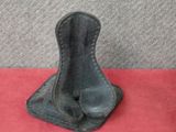 une paire de vieux outils en fer posés sur un tissu rouge