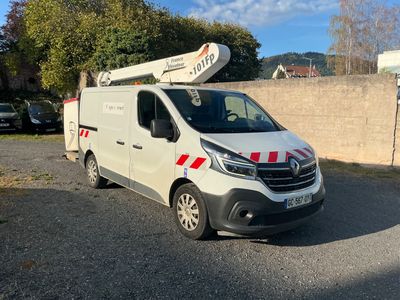 une camionnette blanche garée sur le parking