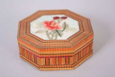 une petite boîte en bois décorée d'un motif de fleurs