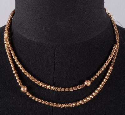 un collier à chaîne en or sur un mannequin mannequin mannequin mannequin mannequin mannequin mannequin mannequin mannequin mannequin