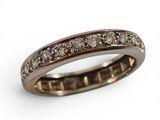 gros plan d'une bague en diamant sur fond blanc
