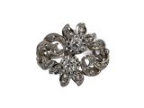 un gros plan d'une broche en forme de fleur en diamant sur fond blanc