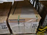 de nombreuses boîtes en carton posées sur une étagère dans un magasin