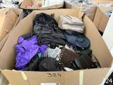 une boîte en carton remplie de nombreux vêtements et sacs