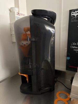 une photo d'une machine à café dans une cuisine