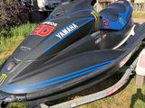 un jet-ski noir et bleu sur une remorque