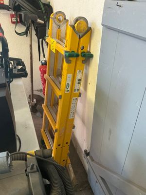 une machine posée à côté d'une étagère dans un garage