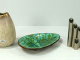 trois œuvres d'art différentes posées sur une table