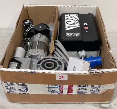 une boîte en carton remplie d'objets divers, posée sur une table