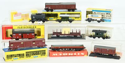 de nombreux modèles différents de trains miniatures dans une vitrine