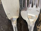 deux fourchettes posées sur une table