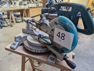 deux scies circulaires posées sur une table dans un atelier