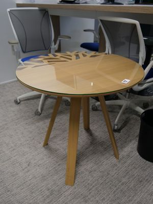 des tables et des chaises dans un bureau équipé d'une table à plateau en verre