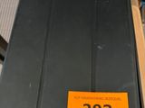 un étui noir sur lequel est collé un autocollant orange