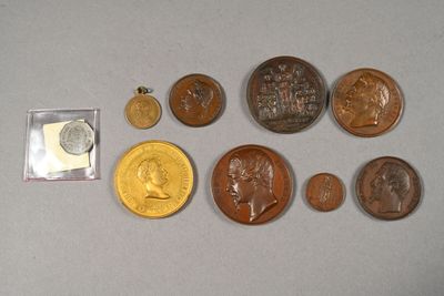 un lot de pièces de monnaie posées sur une table