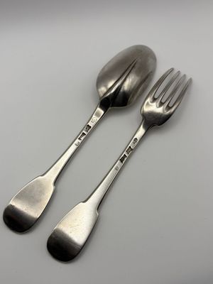 deux fourchettes et une cuillère posées sur une table