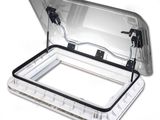 une boîte blanche dont le couvercle est ouvert, posée sur une surface blanche