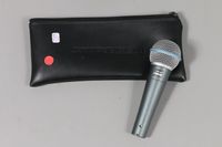 Micro de marque SHURE, modèle Beta58A.