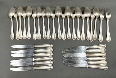beaucoup de fourchettes et de cuillères sur la table