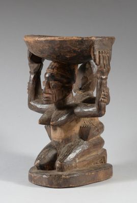 une image représentant une sculpture en bois d'une femme tenant un bol