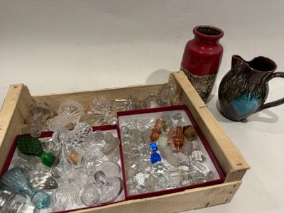 une caisse en bois remplie de bouteilles et de vases en verre