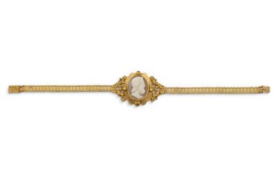 un bracelet en or orné d'une pierre blanche au centre