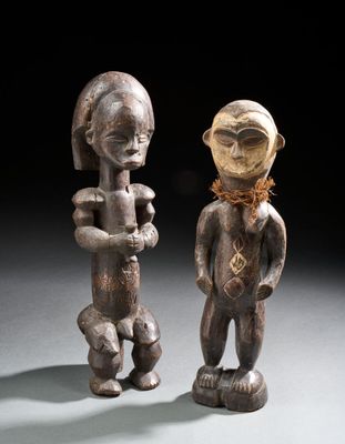 deux figurines en bois représentant un homme et une femme debout l'un à côté de l'autre