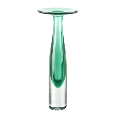 un vase en verre vert avec un socle en argent sur fond blanc
