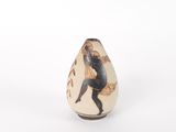 un vase sur lequel figure la photo d'une femme