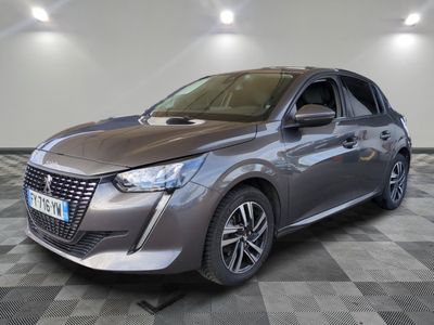 la voiture grise est garée sur le sol en damier d'un garage