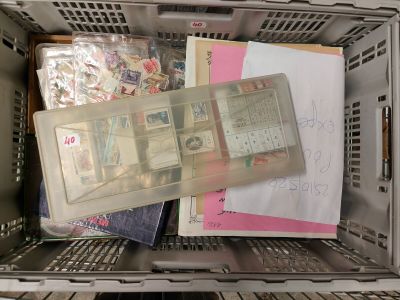 1 Bac plastique avec beaucoup de boites de timbres à trier, …