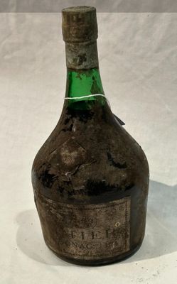 une bouteille d'alcool posée sur une table