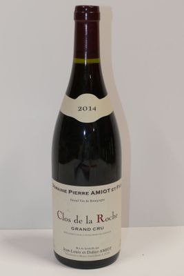 une bouteille de vin posée sur une table