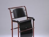 une chaise posée sur un support muni d'un porte-revues
