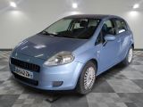 la photo d'une petite voiture bleue garée dans un garage