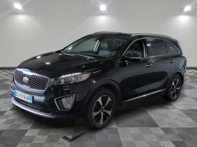 le 4x4 noir est garé sur le sol en damier d'un garage