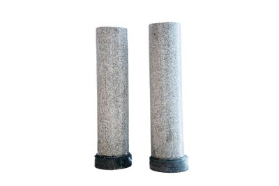 Paire de colonnes en granit gris moucheté, de formes cylindr… - Photo 1