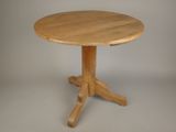 une petite table avec un plateau en bois sur fond blanc