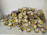 une pile de cupcakes emballés dans du film plastique