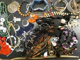de nombreux types de colliers et de bracelets sur la table